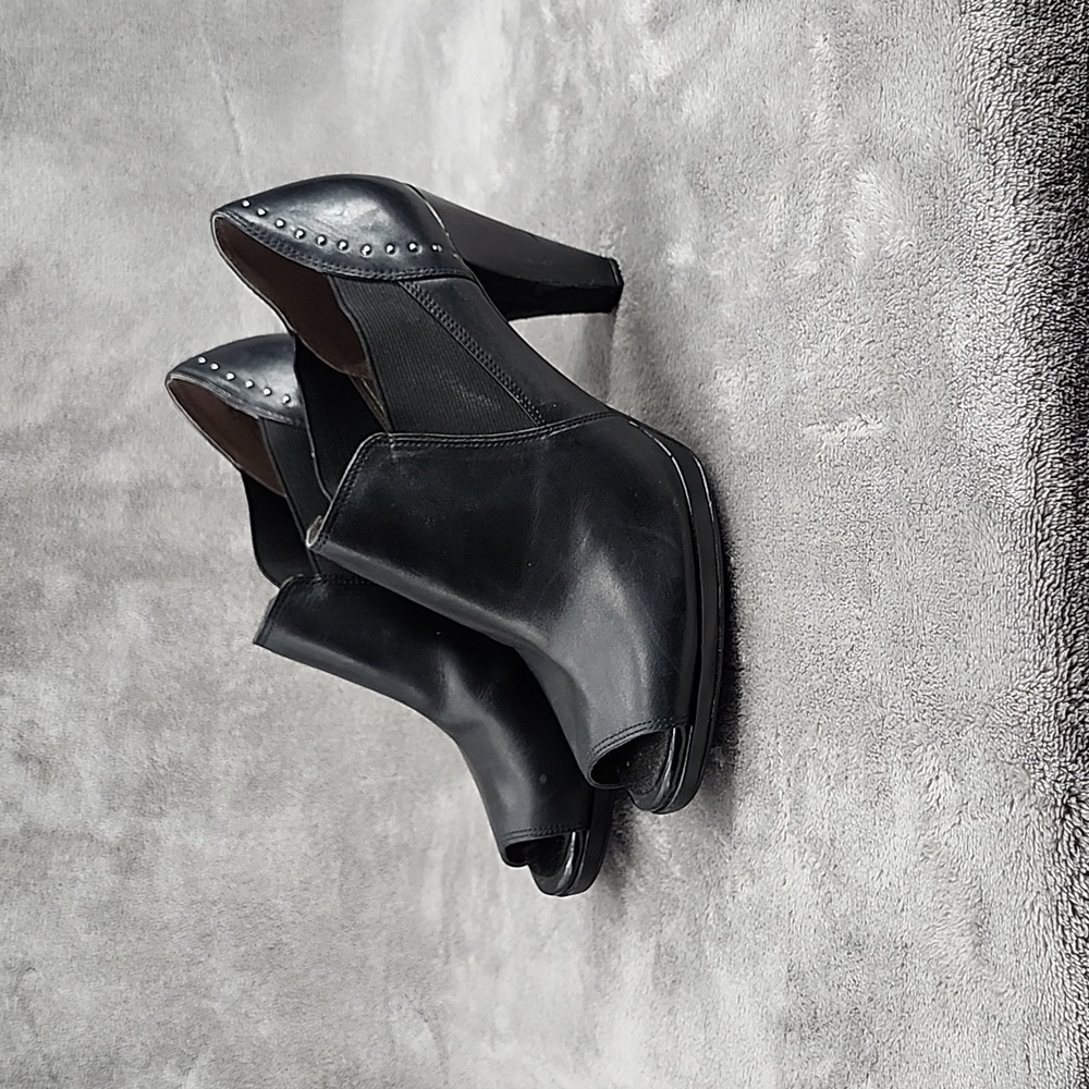 Kenneth Cole Reaction Go Tart black leather peep toe high heel booties, size 8.5